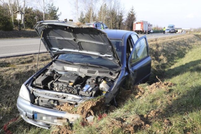 <p>Das Auto geriet auf die Gegenfahrbahn und stieß mit einem entgegenkommenden Peugeot zusammen. Der Opel landete im Straßengraben.</p>
