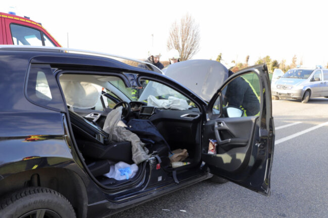 <p>Der Unfallverursacher und sein 60-jähriger Beifahrer wurden leicht verletzt. Auch der Peugeot-Fahrer, seine 64-jährige Beifahrerin und ein im Fahrzeug mitfahrender zwölfjähriger Junge wurden leicht verletzt.</p>
