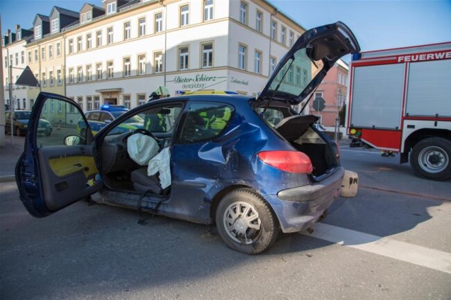 <p>Laut Polizei missachtete der 21-jährige VW-Fahrer die Vorfahrt des Peugeot einer 37-Jährigen.</p>
