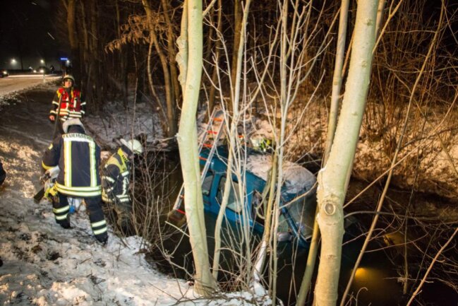 <p class="MsoNoSpacing">Auf der Pflockenstraße in Oelsnitz sind am Samstagabend drei Fahrzeuge wegen starker Eisglätte ins Schleudern geraten und von der Straße abgekommen, eines der Fahrzeuge landete in einem Teich. Wie die Polizei mitteilte, wurde dabei der 62-jährige Fahrer des Renault leicht verletzt.</p>
