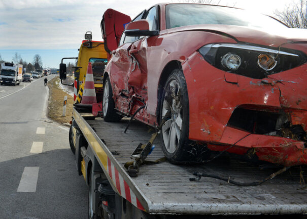 <p>Der 65 Jahre alte VW-Fahrer und seine 84-jährige Beifahrerin wurden bei dem Unfall schwer verletzt, der BMW-Fahrer erlitt leichte Verletzungen.</p>
