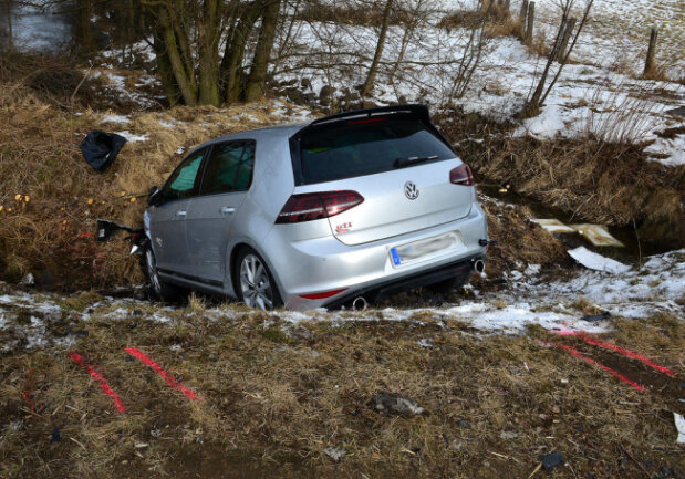 <p>An der Kreuzung Heidelbeerweg in Rossau wechselte nach derzeitigem Erkenntnisstand der Polizei der 35-jährige Fahrer eines BMW zunächst auf den linken Fahrstreifen und dann zurück auf den rechten.</p>
