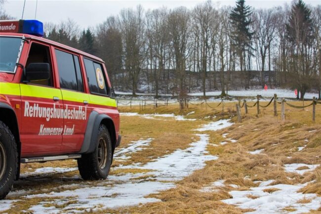 <p>Zwischenzeitlich waren zwei Zeugenhinweise eingegangen. Einer ergab eine Spur im Bereich Erzengler Teich in Brand-Erbisdorf.</p>
