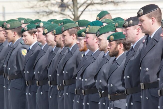 <p>Gleichzeitig wurde die Rückkehr der „Marienberger Jäger“ von einem Übungs- und Ausbildungseinsatz in Litauen der Nato gefeiert. Im Durchschnitt waren 250 Soldaten aus Marienberg vom Juli 2017 bis Februar 2018 in dem multinationalen Kampfbataillon vor Ort im Einsatz.</p>
