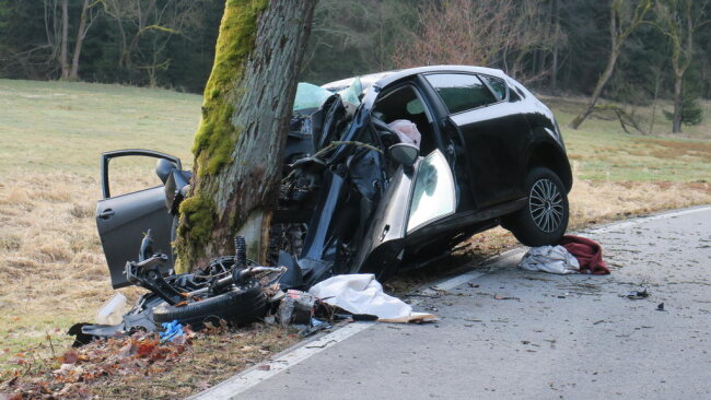 <p>Bei einem Unfall auf der&nbsp;Verbindungsstraße zwischen Waschleithe und Grünhain ist am frühen Mittwochmorgen ein 27-Jähriger ums Leben gekommen.</p>

