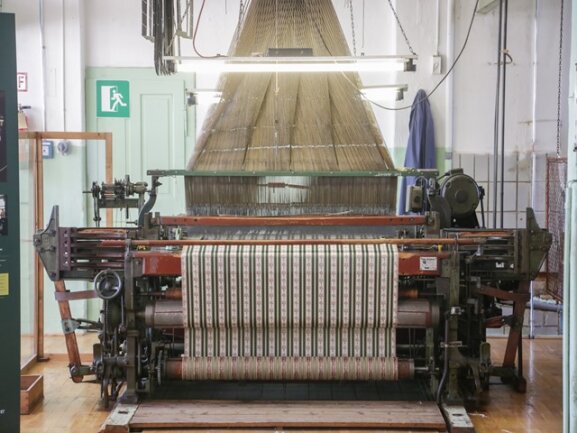 <p>Die Buckskin Webmaschine, Baujahr 1963, stammt&nbsp;aus dem VEB Webstuhlbau Karl-Marx-Stadt ehemals Sächsische Webstuhlfabrik (Louis Schönherr) Chemnitz.</p>

