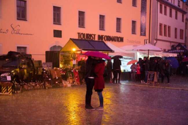 <p>Auch von dem Platzregen, der ausgerechnet zur Eröffnung des Festivals über Freibergs Altstadt niederging, ließen sich die Wenigsten die Laune verderben.</p>
