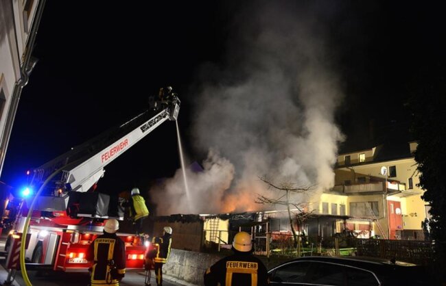 <p>Die Kameraden der Freiwilligen Feuerwehr konnten die Flammen löschen und ein Übergreifen des Feuers auf ein Wohnhaus verhindern.</p>
