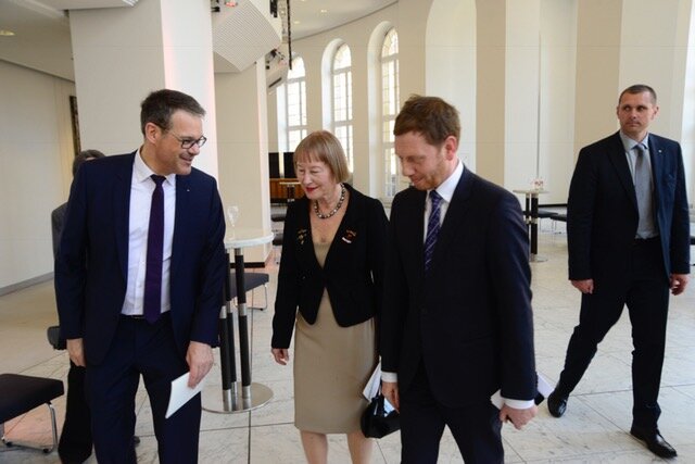 <p>Ministerpräsident Michael Kretschmer (zweiter von rechts) ist gekommen, wie auch&nbsp;Christoph Dittrich (links), Generalintendant der Theater Chemnitz.</p>
