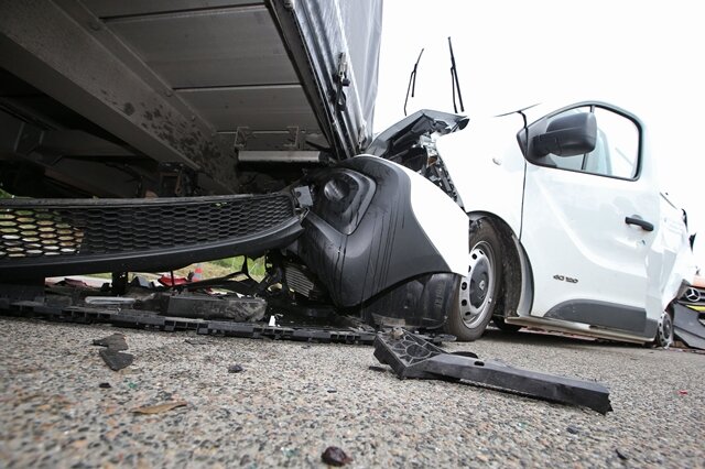 <p>Der 57-jährige Opel-Fahrer, sein 27-jähriger Beifahrer und der 48-jährige Transporter-Fahrer wurde schwerverletzt in umliegende Krankenhäuser gebracht.</p>
