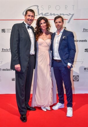 <p>Ex-Schwimmer Stev Theloke (l.) mit Freundin Anja und Danilo Hondo, ehemaliger Radrennfahrer.</p>
