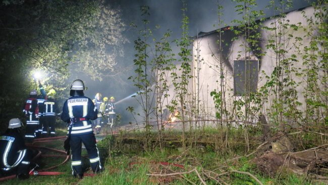 <p>Nach ersten Informationen stand der vordere Bereich des Gebäudes beim Eintreffen der Feuerwehr bereits in Flammen und das Dach war eingestürzt.</p>
