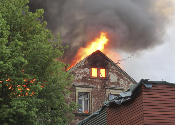<p>Nach ersten Angaben brannte gegen sechs Uhr ein unbewohntes Haus.</p>
