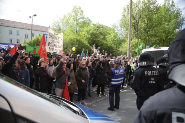 <p>Gegendemonstranten an der Zieschestraße.</p>
