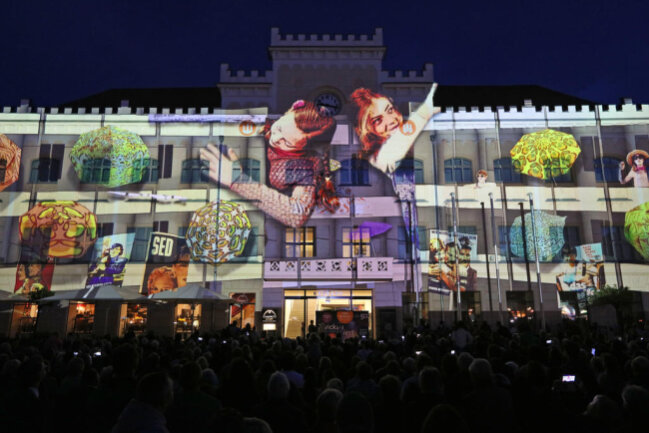 <p>Kinder, wie die Zeit vergeht: Beim Zwickauer Lichtfestival erzählt die Fassade des Rathauses am Hauptmarkt mit fantasievollen Bildern aus der Geschichte der 900-jährigen Stadt.</p>

