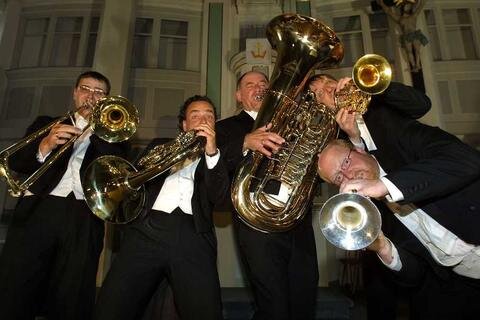 Am Sonntag  wollen fünf Musiker die Harthauer Lutherkirche zum Beben bringen. „Harmonic Brass“ sind mit ihrem dichten, intensiven Spiel gern gesehene Gäste in Chemnitz. Die Veranstaltung beginnt 17 Uhr.