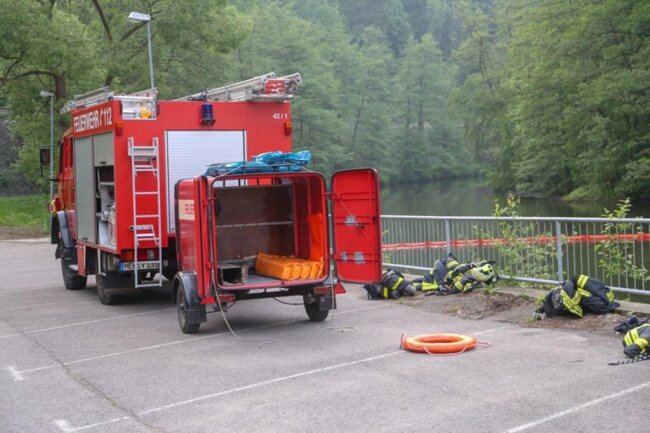 <p>Die Polizei hat ermittelt, dass durch Fahrlässigkeit etwa 500 Liter Heizöl aus dem Tank eines Wohnhauses über die Kanalisation in die Flöha gelangt waren.</p>
