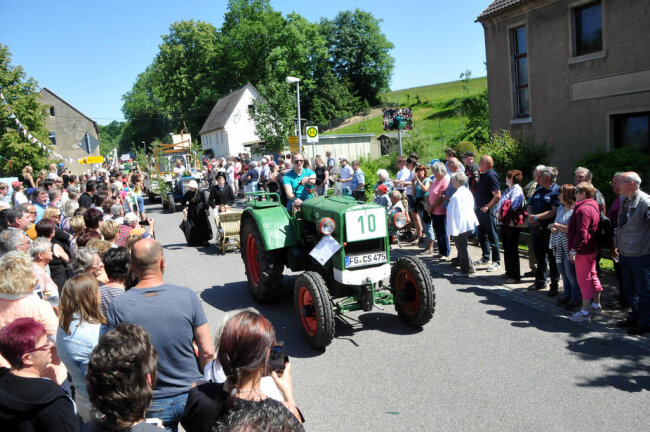 <p>Mit einem von Traktoren der Technikgeschichte bestimmten Festumzug erlebten die zur Gemeinde Striegistal gehörenden Ortsteile Berbersdorf und Schmalbach am Sonntag den Höhepunkt ihrer 850-Jahr-Feier.</p>
