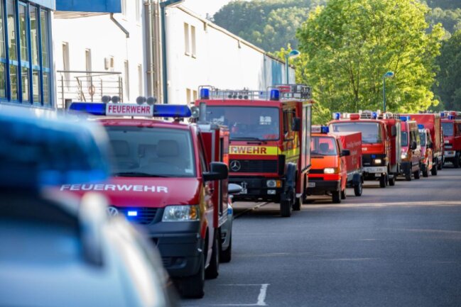 <p>Ersten Angaben zufolge wurden Feuerwehr, Rettungsdienst und Polizei zu einem Maschinenhersteller auf der Badstraße gerufen.</p>
