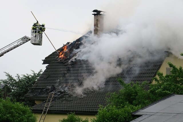 <p>Nach ersten Informationen ging das Dach an der Straße am Höhenblick durch einen&nbsp;Blitzeinschlag in Flammen auf.</p>

