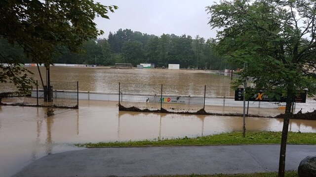 <p>Auch auf dem Sportplatz in Weischlitz gab es wieder Überschwemmungen.</p>
