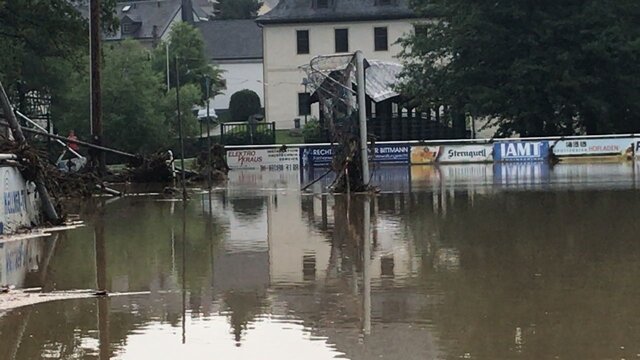 <p>Auch auf dem Sportplatz in Weischlitz gab es wieder Überschwemmungen.</p>
