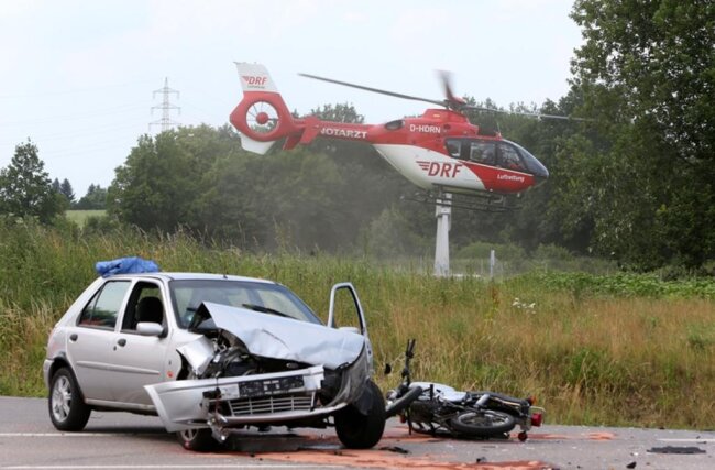 <p>Der 15-jährige Fahrer kam schwer verletzt per Hubschrauber ins Krankenhaus. Auch die 77-Jährige wurde schwer verletzt, der 60-jährige Alfa-Romeo-Fahrer erlitt leichte Verletzungen. Der Gesamtschaden wird auf 21.000 Euro geschätzt.&nbsp;</p>
