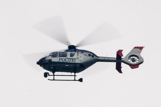<p>Auch ein Hubschrauber mit Wärmebildkamera sowie Spürhunde sind am der Suche nach dem 29-Jährigen beteiligt.&nbsp;&nbsp;</p>
