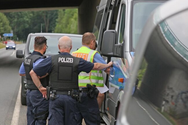 <p>Am Abend waren bei der Polizei Hinweise eingegangen, dass der bewaffnete Mann sich in der Innenstadt von Limbach-Oberfrohna aufhalten soll.</p>
