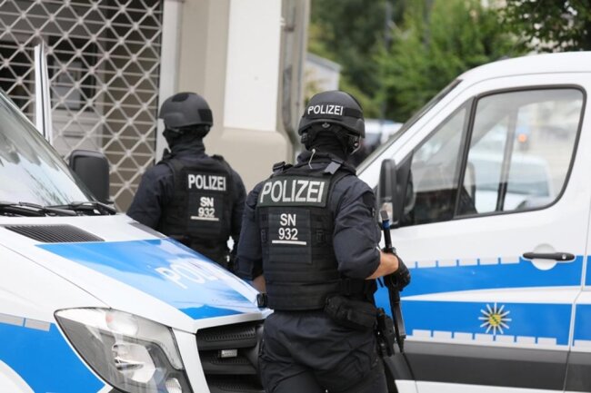 <p>Polizeikräfte setzten ihre Suche in der Moritzstraße fort.&nbsp;</p>
