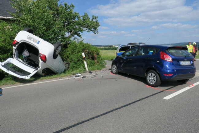<p>Es kam zum Zusammenstoß, wobei der Opel von der Straße geschoben wurde. Der Wagen überschlug sich und blieb am Straßenrand auf dem Dach liegen.</p>

