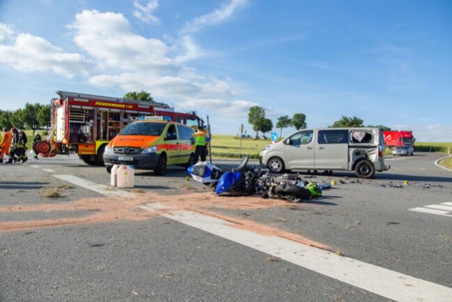 <p>Der 77 Jahre alte Kleinbusfahrer hatte den Angaben zufolge die Vorfahrt des Motorradfahrers missachtet. Er blieb bei dem Zusammenstoß unverletzt.</p>
