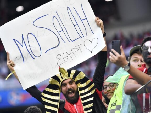 <b>Hoffnungsträger</b><br/>Die ägyptischen Fans sind glücklich, dass ihr Stürmerstar Mo Salah wieder spielen kann. Foto: Martin Meissner/AP<br/>19.06.2018 (dpa)