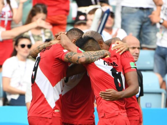 <b>Jubeltraube</b><br/>Peruanische Spieler herzen ihren Teamkollegen Andre Carrillo (verdeckt) nach dessen Führungstor. Foto: Dean Lewins/AAP<br/>26.06.2018 (dpa)