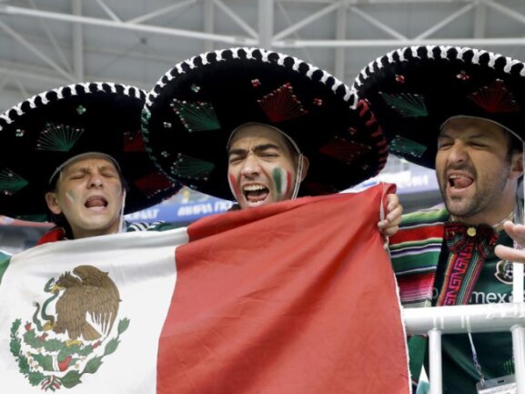 <b>Tres Amigos</b><br/>«Ay, yai, yai, yai Canta y no Ilores»: Drei Fans der Mexikaner stimmen sich auf das Achtelfinale ihres Teams gegen Brasilien ein. Foto: Andre3 Penner/AP<br/>02.07.2018 (dpa)
