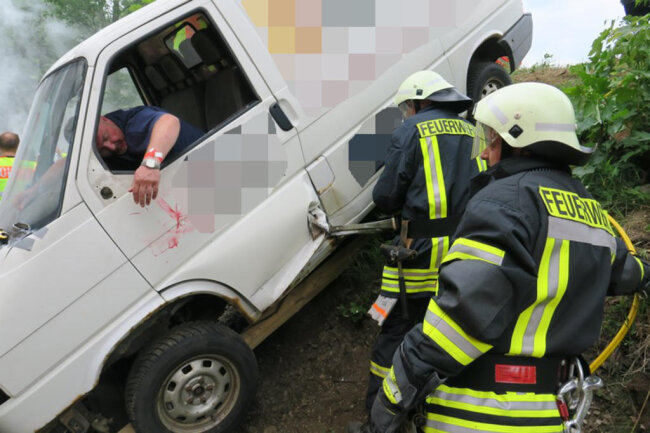 <p>Dabei sollten Verletzte und teilweise eingeschlossene Personen aus beteiligten Fahrzeugen gerettet und aus schwer zugänglichen Gelände befreit werden.</p>

