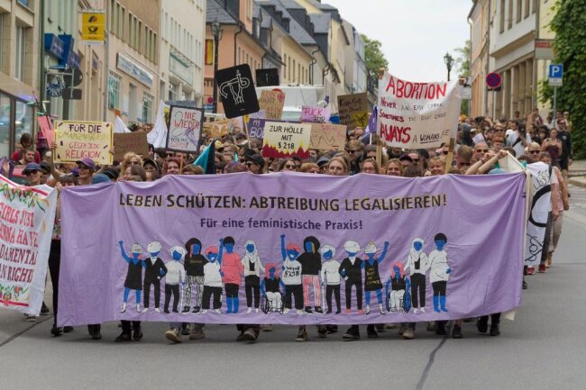 <p xmlns:php="http://php.net/xsl">Schon im Vorfeld hatte das Bündnis "Pro Choice Sachsen" zum Protest gegen die Veranstaltung der Abtreibungsgegner aufgerufen, die sich auch gegen Sterbehilfe aussprechen.</p>
