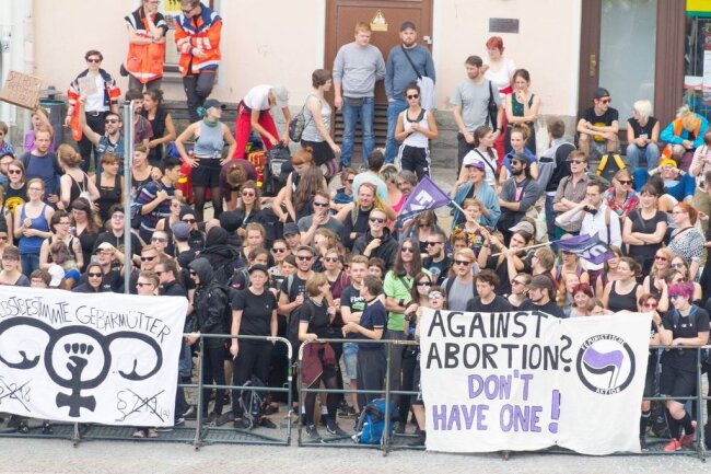 <p>Es zogen etwa 600 Gegendemonstranten durch die Stadt, die auf Plakaten unter anderem "Leben schützen - Abtreibung legalisieren" forderten. In Deutschland regelt der Paragraf 218 im Strafgesetzbuch, dass Schwangerschaftsabbrüche unter bestimmten Voraussetzungen straffrei sind. Das gilt in der Regel in den ersten zwölf Wochen der Schwangerschaft, wenn eine entsprechende Beratung stattgefunden hat und ein Arzt den Abbruch vornimmt.</p>
