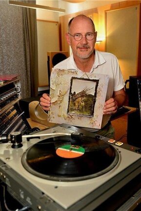 <p><strong>Michael Hösel</strong><br />
58 Jahre<br />
wohnt in Mittweida<br />
Hochschulprofessor, forscht und lehrt vor allem auf dem Gebiet der Audiotechnik</p>

<p>Seit seinem zwölften Lebensjahr sammelt Hösel Tonträger, was in den Anfangsjahren dieser Leidenschaft natürlich Magnettonbänder und Schallplatten waren.</p>

<p><strong>Die Band</strong> Led Zeppelin, 1968 gegründete englische Rockband mit weltweit 300 Millionen verkauften Platten.</p>

<p><strong>Das Album</strong> „IV“ (1971) ist das vierte Album und offiziell ohne Namen.</p>

<p>„Led Zeppelin ist meine große Liebe, seit ich mich intensiv mit Musik beschäftige. Ich hatte als Jugendlicher in Ostberlin die vollständige Sammlung aller Alben der Band. Da ich keine Beziehungen in den 'Westen'&nbsp;hatte, bedeutete das für mich, dass ich für die zehn Alben mehr als<br />
1200 Ostmark in den Ferien erarbeiten musste. Ein Album kostete auf dem Schwarzmarkt um die 100 Ostmark, Doppelalben mindestens das Doppelte. Ich gestehe, dass ich diese Schätze eher selten auflege, sondern bei Bedarf zur CD greife.“</p>

