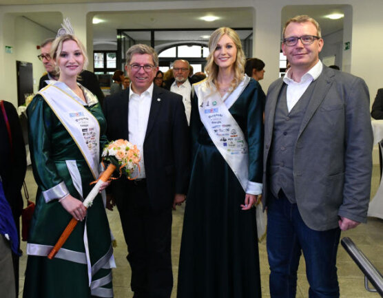 <p>Oberbürgermeister Sven Krüger veranstaltete anläßlich des 33. Bergstadtfestes im Foyer der Akademiestraße 6 der TU einen Empfang für die Repräsentanten der Partnerstädte.</p>
