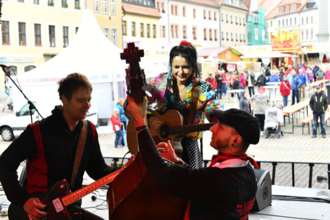 <p>Im Bierdorf auf dem Untermarkt in Freiberg verbreiteten Nine &amp; Die Bebopalulas am Samstag mit ihrem Rock 'n' Roll gute Laune.</p>
