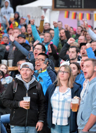 <p>Nur wenige Minuten zuvor hatte die deutsche Fußball-Nationalmannschaft in der letzten Minute den Sieg gegen Schweden geschafft. Hunderte Besucher sahen das Spiel über Großleinwände auf dem Obermarkt, im Schlosshof und auf dem Untermarkt.</p>
