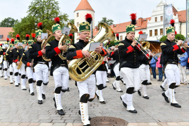 <p>Sie haben einen langen Atem: Das Bergmusikkorps Saxonia Freiberg ist am Sonntagvormittag Teil der Bergparade gewesen. Wie immer hat die Parade als einer der Höhepunkte des Bergstadtfestes tausende Besucher angezogen.</p>
