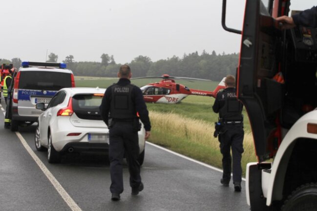 <p>Bei einem Unfall auf der B 92 zwischen Plauen und Elsterberg ist am Samstagnachmittag eine 22-Jährige schwer verletzt worden.</p>
