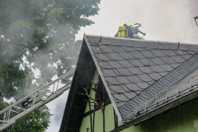<p>Durch die Löscharbeiten im Inneren des Dachstuhles konnte ein größerer Schaden verhindert werden.</p>
