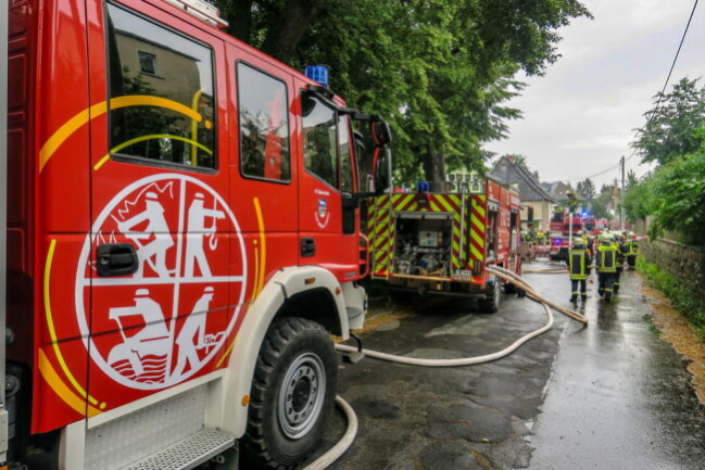 <p>Im Einsatz waren 45 Einsatzkräfte der Feuerwehren mit zehn Fahrzeugen sowie der Rettungsdienst und die Polizei.</p>
