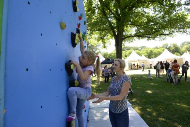 <p>Franziska Musch und ihre sechsjährige Tochter Sina tobten sich am Samstagmittag an der Kletterwand aus.</p>
