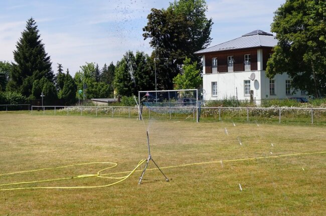 <p>Beim FSV Silberstraße-Wiesenburg versuchte man gestern, mit künstlicher Bewässerung den Rasen auf dem Fußballplatz zu retten.</p>
