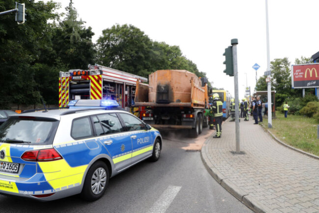 <p>Nach Erstinformationen der Polizei ist gegen 15.30 Uhr in Höhe der Heidelberger Straße&nbsp;ein Lkw auf einen Pkw Toyota geprallt, der an einer Haltestelle hinter einem Linienbus der Chemnitzer Verkehrsbetriebe hielt.</p>
