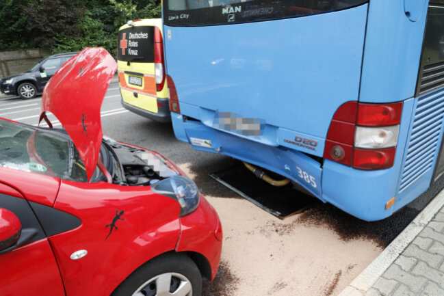 <p>Der Pkw wurde dabei gegen den Bus geschoben. Bei den Verletzten handelt es sich um Insassen des Pkw, darunter noch unbestätigten Informationen zufolge auch der Fahrerin des Wagens.</p>
